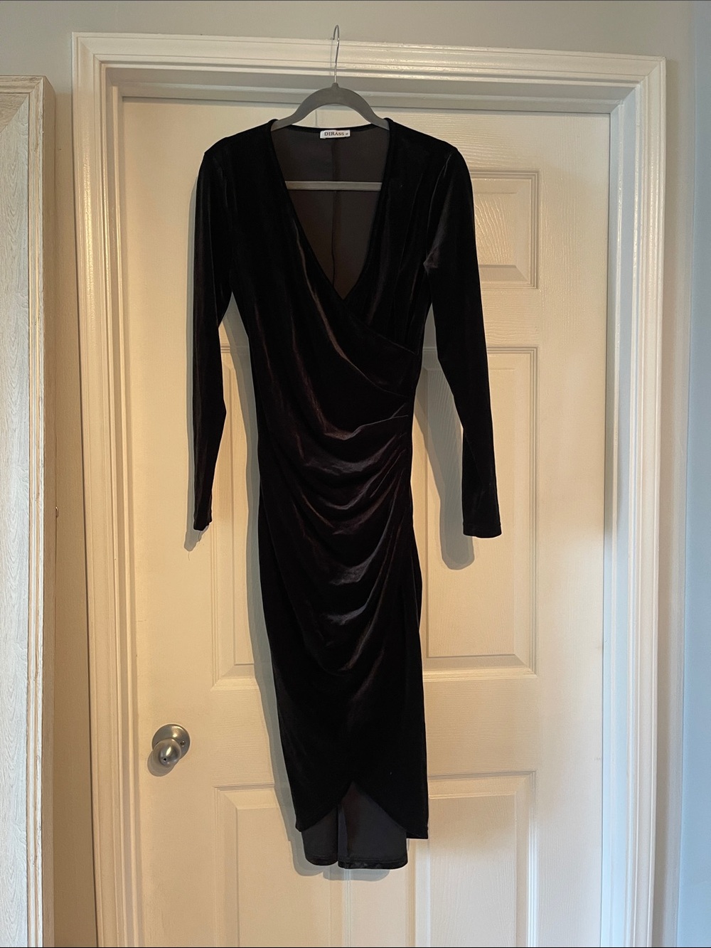 Elegant Black Velvet Long-Sleeve Dress